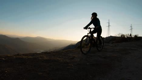 Mädchen-Fährt-Mit-Dem-Fahrrad-Auf-Dem-Gipfel-Eines-Berges