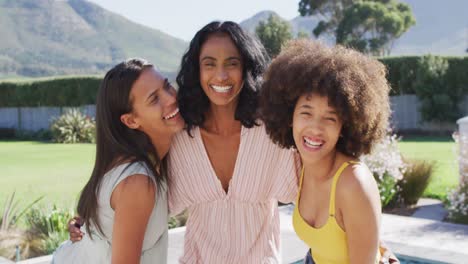retrato de felizes amigas diversas sorrindo em uma festa na piscina