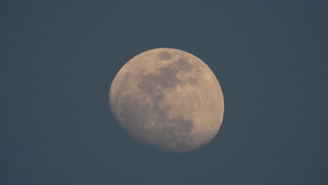 la luna durante el día se ve hermosa.