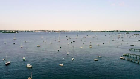 Bahía-De-Nueva-Inglaterra-Con-Muchos-Barcos-En-Rhode-Island