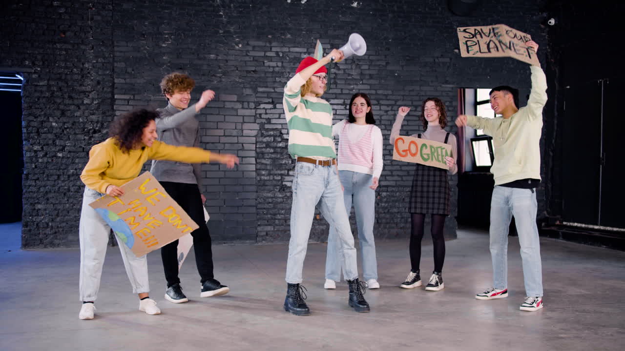 기후 변화 무활동에 항의하는 현수막과 확성기를 가진 행복한 젊은 환경 운동가