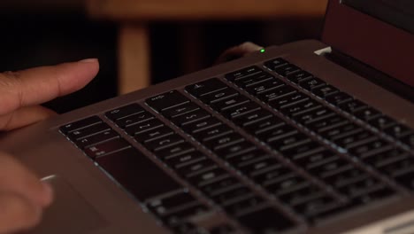 las manos escribiendo en un teclado