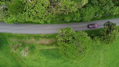 viajar, conducir a través de las montañas verdes con niebla, bosque nuboso