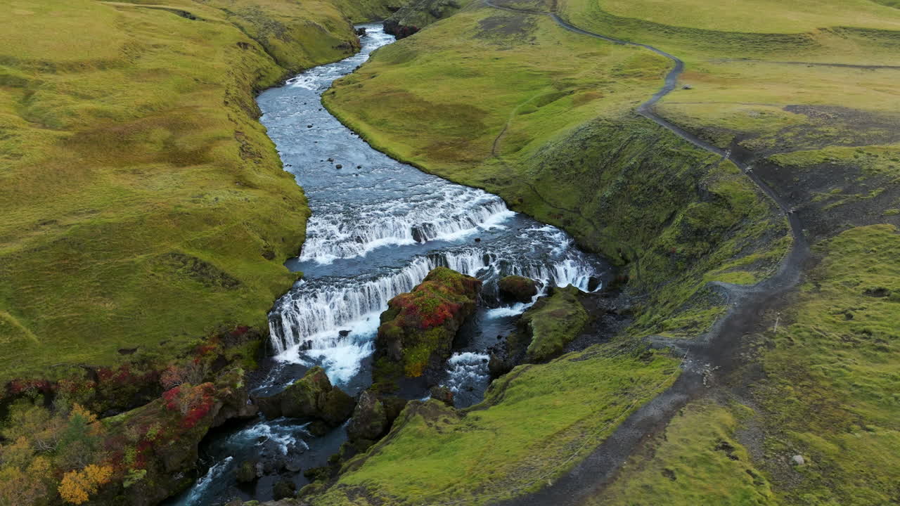 una vista panorámica de la cascada de skogafoss en islandia, tomada desde un avión no tripulado