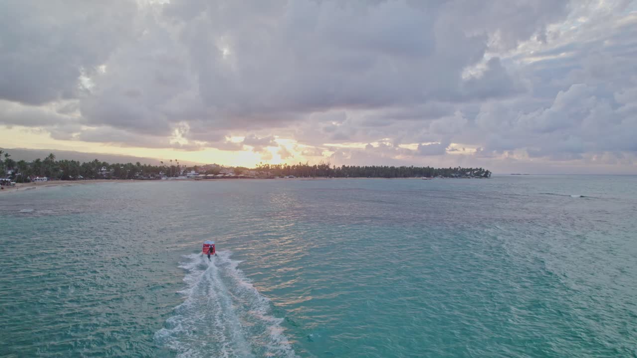 도미니카 공화국 라스 테레나스 에서 해가 지는 동안 여행 보트 의 공중 추적