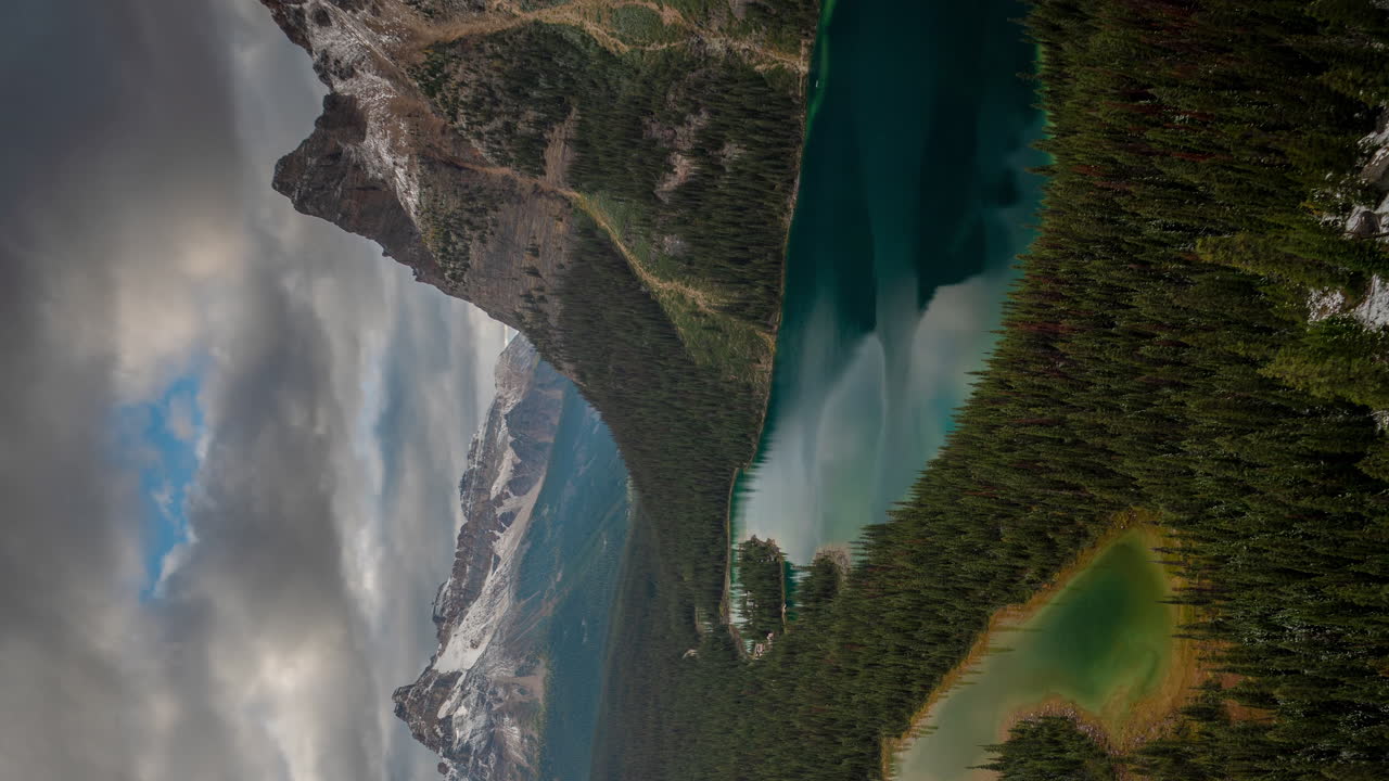 lapso de tiempo vertical de 4k de la naturaleza prístina de canadá, las nubes se mueven sobre el pintoresco valle y las colinas nevadas