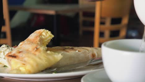 primer plano de envoltura de desayuno con té caliente