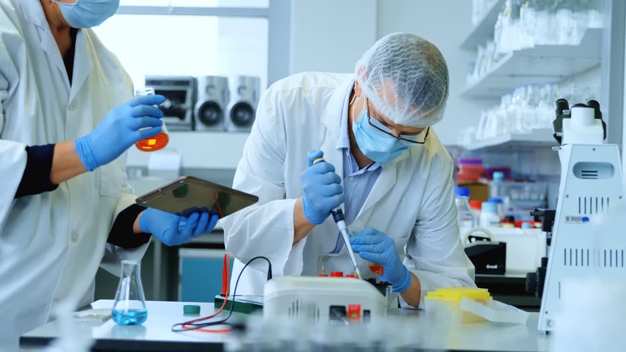 dos científicos experimentando en el laboratorio 4k