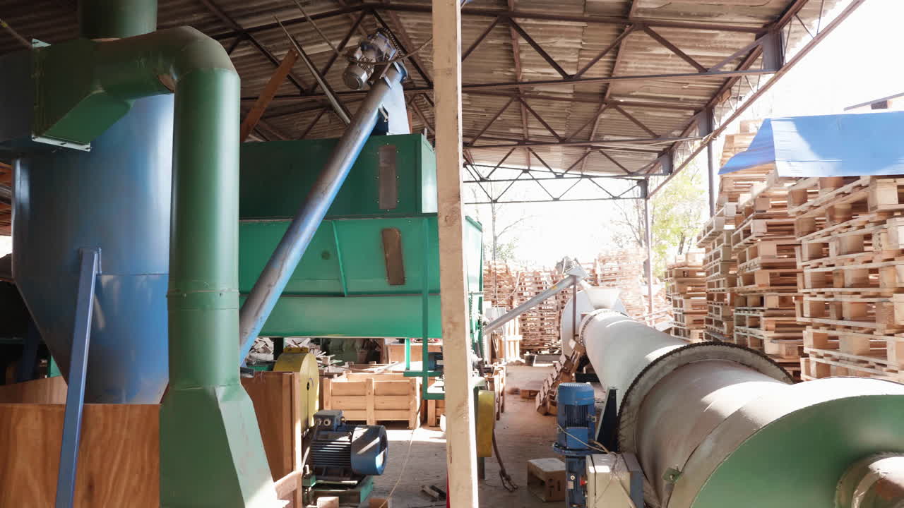 Maquinário industrial para paletes de madeira em um armazém