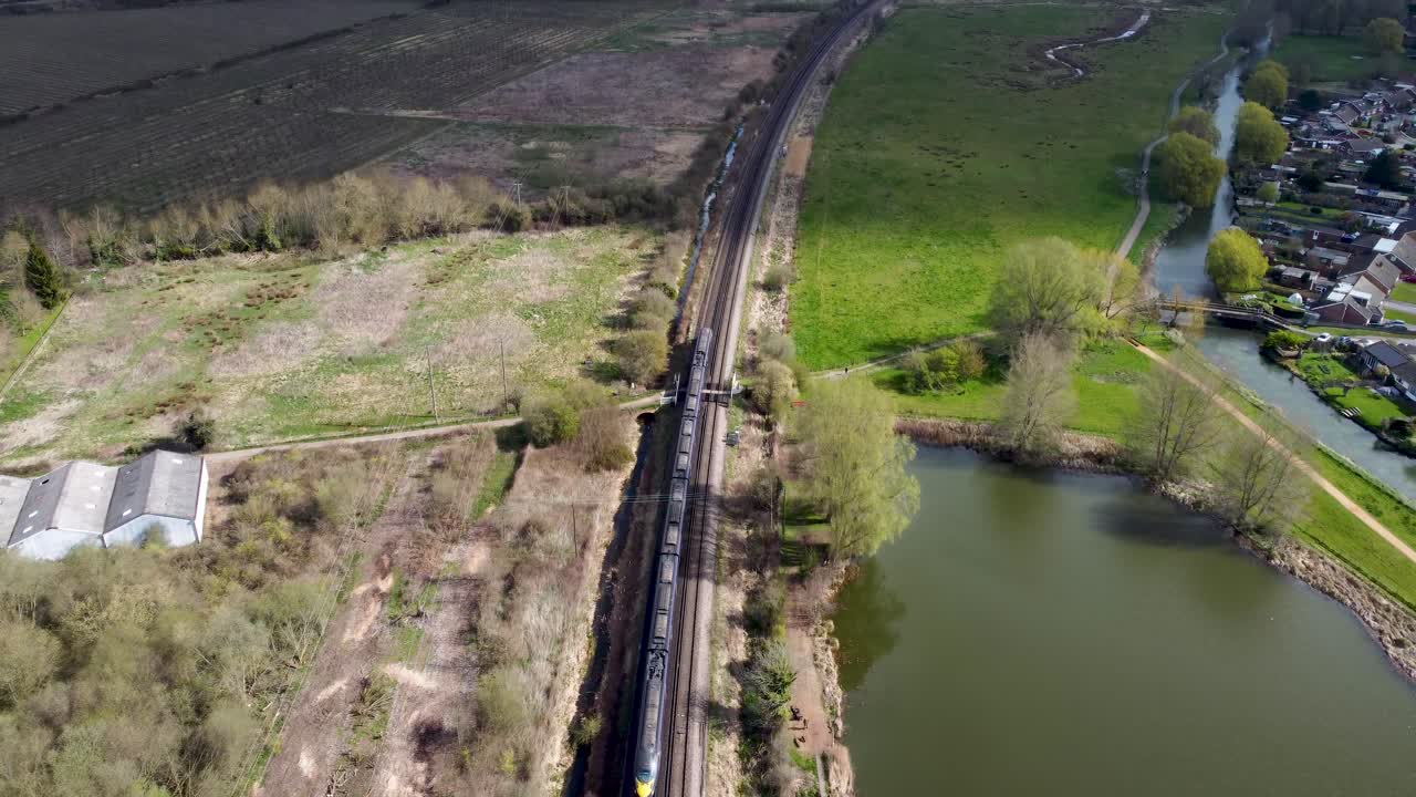 캔터베리 켄트의 영국 시골을 통과하는 드론으로 기차를 쫓다