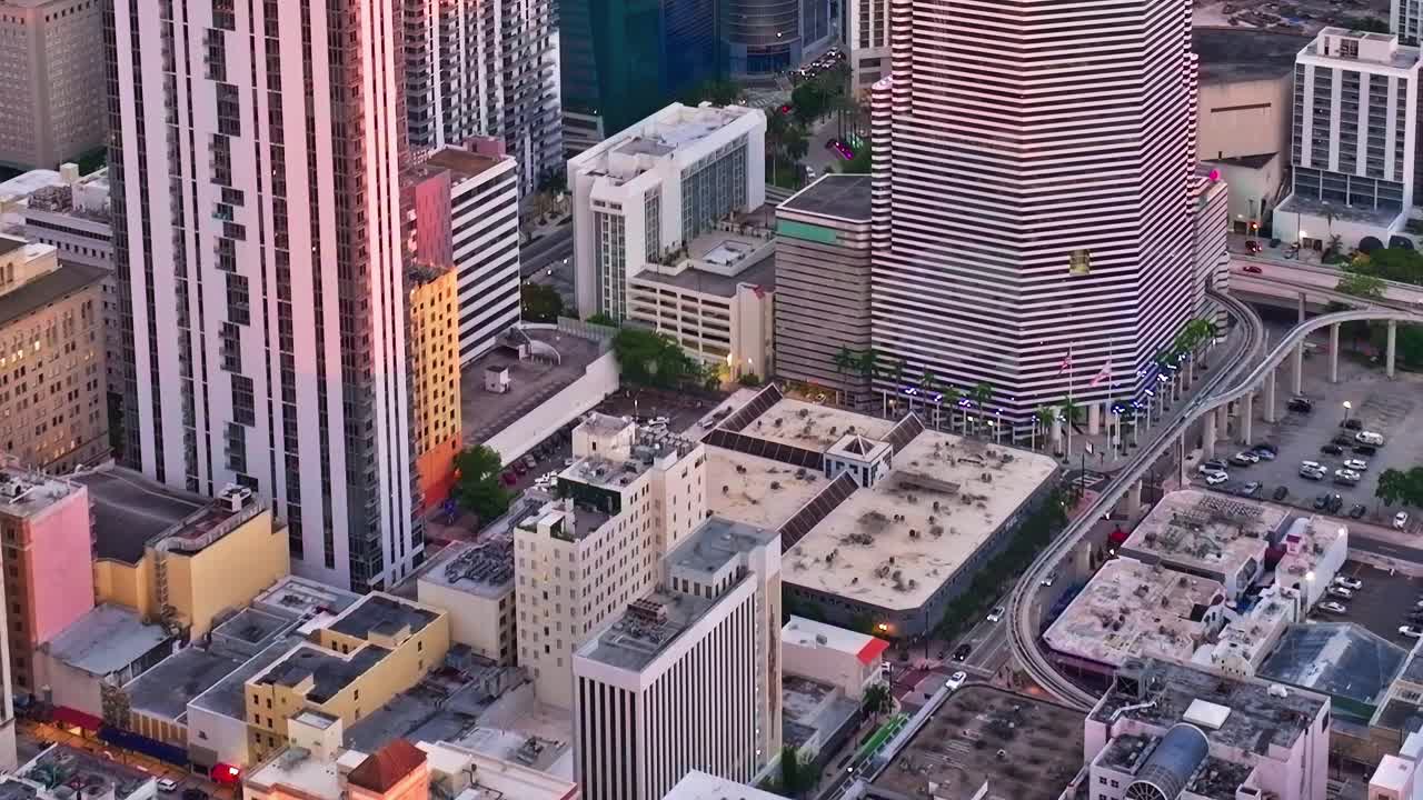 Vista dos edifícios de Miami com ruas da cidade e paisagem urbana de cima