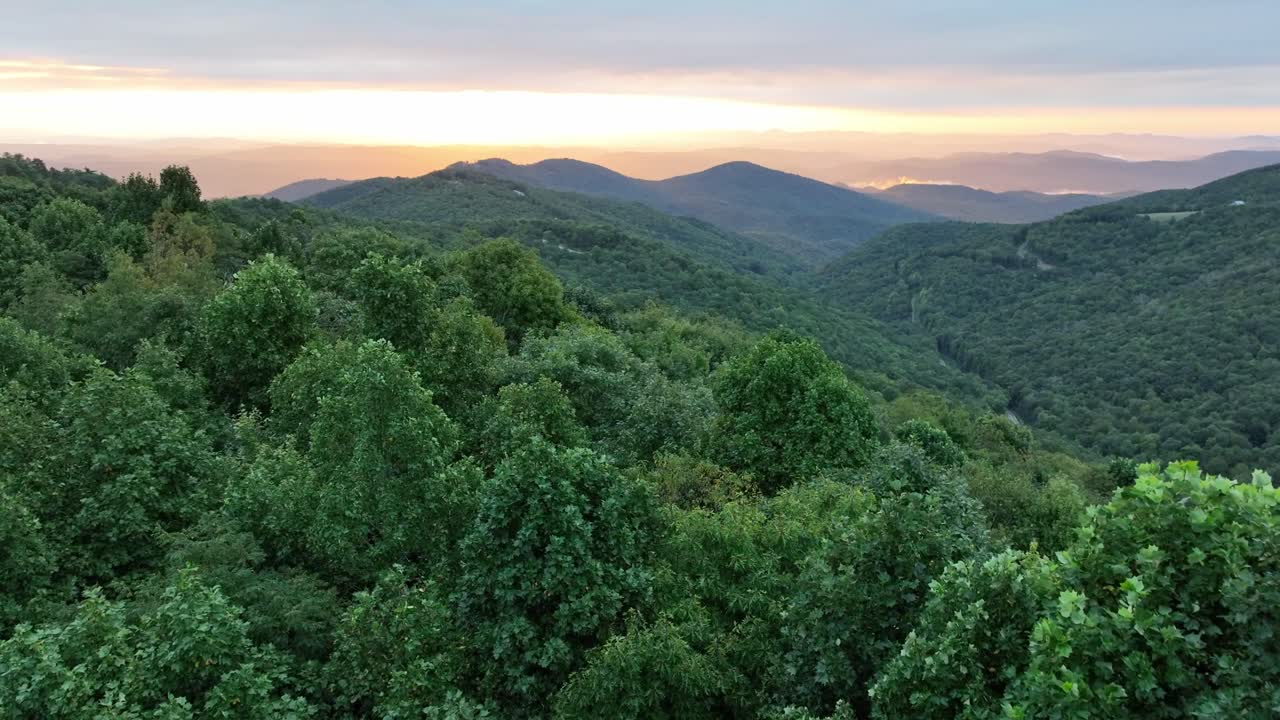 cima de árbol aérea al amanecer sobre los apalaches cerca de boone y blowing rock nc, carolina del norte