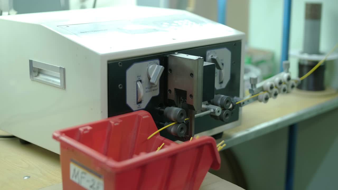 작동 중인 케이블 크림핑 기계