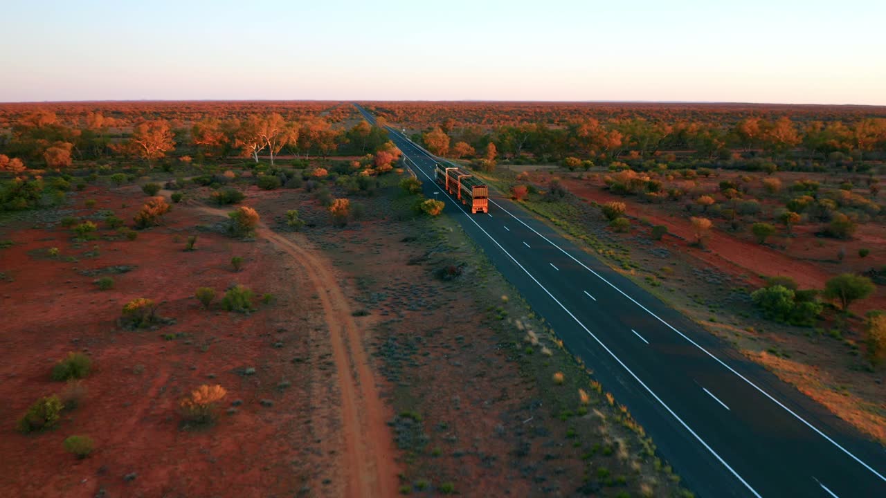 vista aérea lenta de un tren terrestre que pasa por la autopista stuart - nuevo testamento - australia