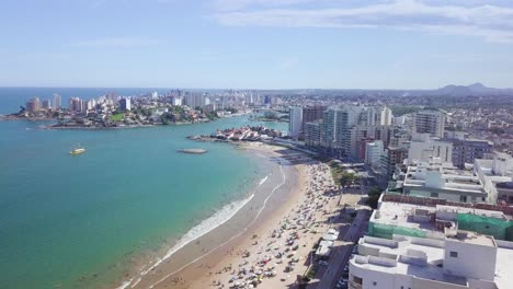 schiebeaufnahme eines schönen strandes in guarapari, brasilien