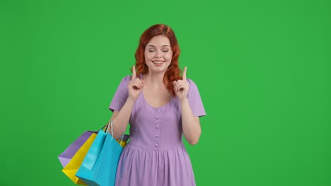 mujer con bolsas de compras