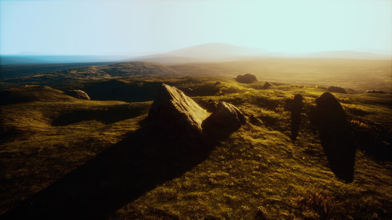 impresionante puesta de sol sobre el paisaje montañoso