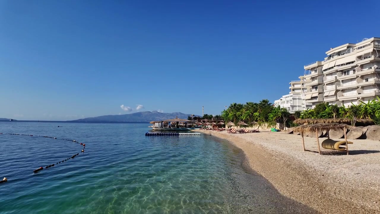 Saranda Plajı, Arnavutluk, feribot limanı yakınında, Arnavut Rivierası tatil beldesi, İyon Denizi.