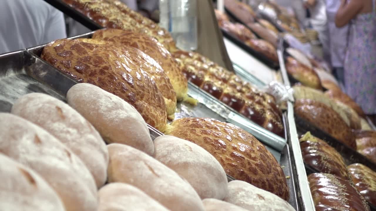disparo panorámico sobre un mostrador de panadería con cuentas y pasteles