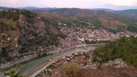 muy por encima de la vista panorámica de berat, albania durante la puesta de sol