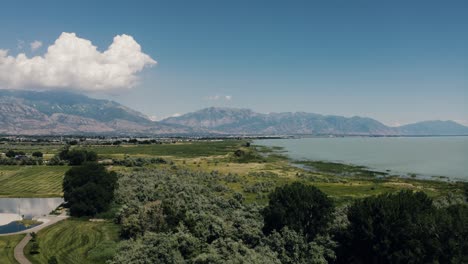 Toma-De-Drone-Del-Lago-Utah-Y-Sus-Orillas-Llenas-De-Verde