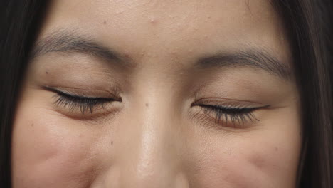 Nahaufnahme-Asiatischer-Frauenaugen,-Die-Fröhlich-Lächeln-Und-In-Die-Kamera-Schauen