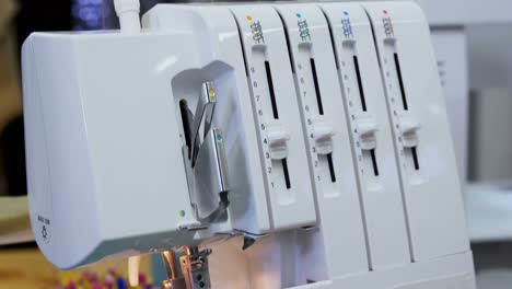 máquina de coser en el estudio de moda 4k