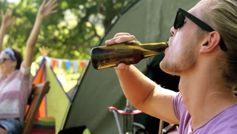 primer plano de un hombre hipster bebiendo una cerveza