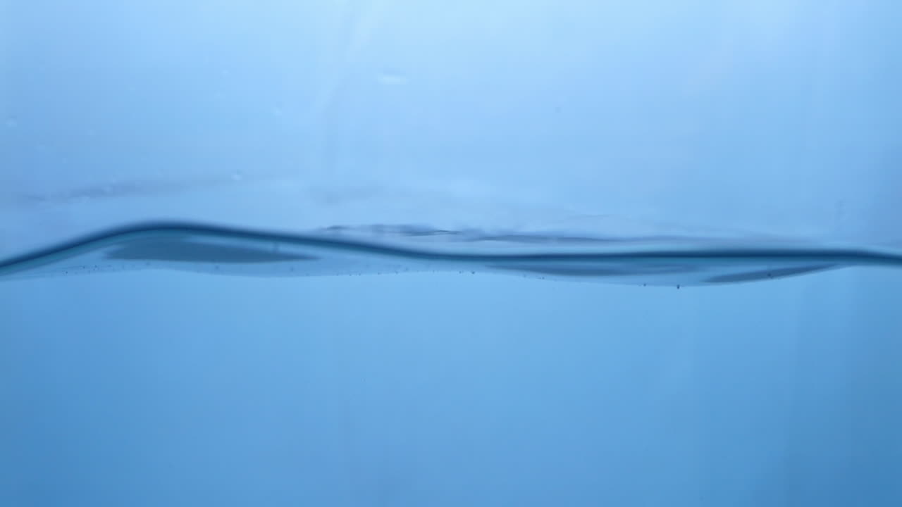 액체 역학: 움직이는 담수 물방울의 거시적 시각