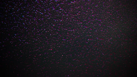 volar brillos coloridos y polvo en el espacio oscuro