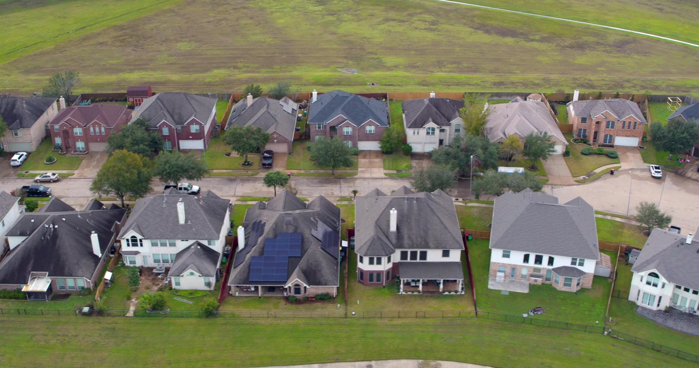 Droneoptagelse af forstadshuse i Missouri City, Texas.