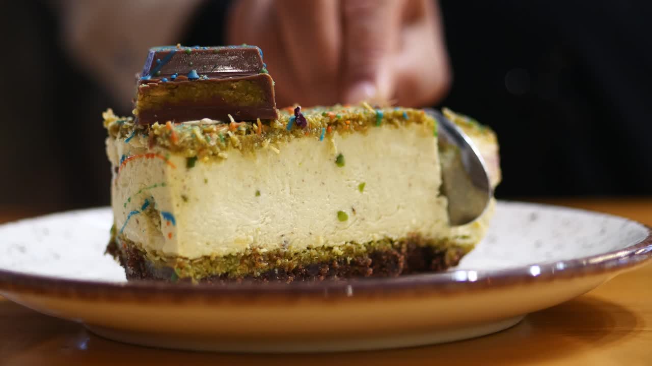 피스타치오 치즈케이크 조각을 먹는 사람