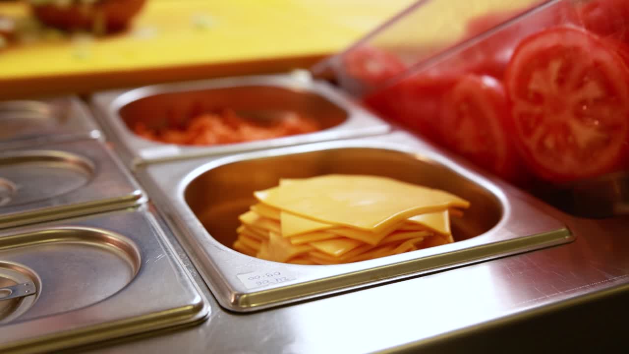 preparando sándwiches con queso y tomates