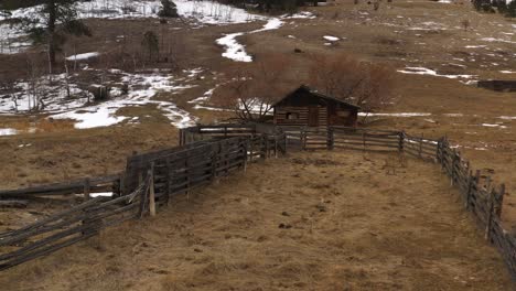 restos fantasmales: una cabaña de troncos abandonada en los campos de la columbia británica