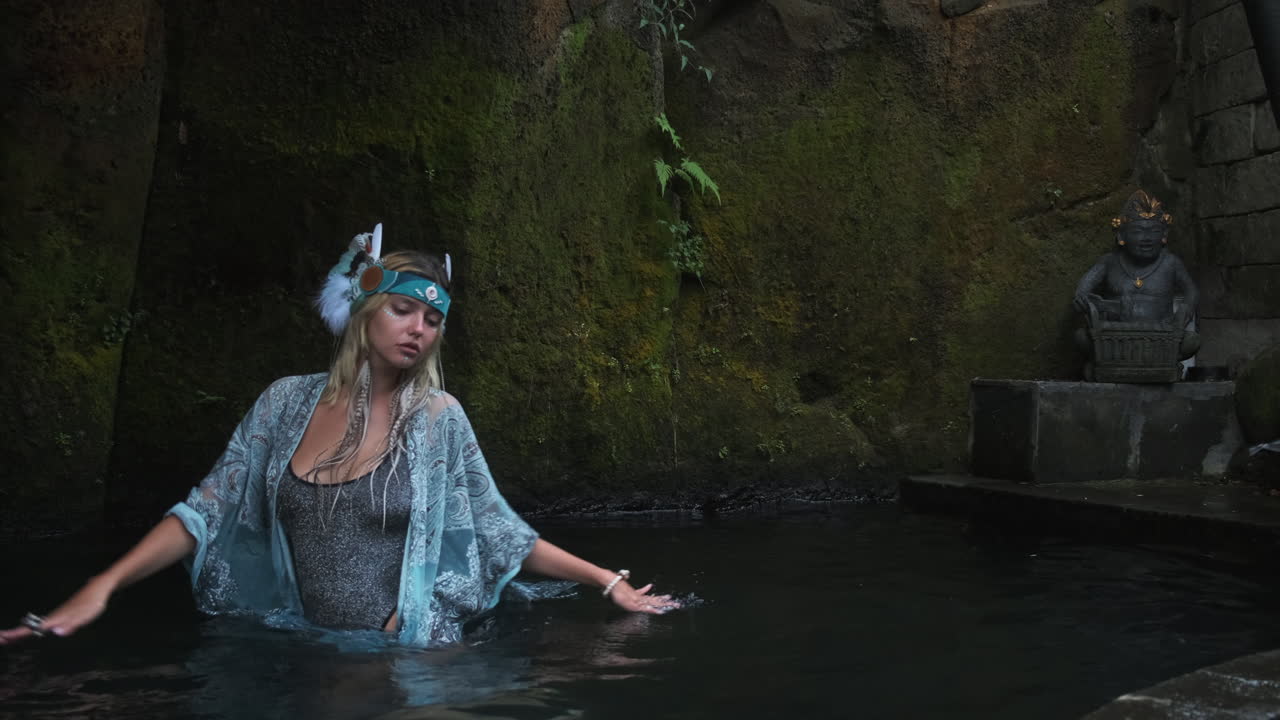 женщина в священном источнике