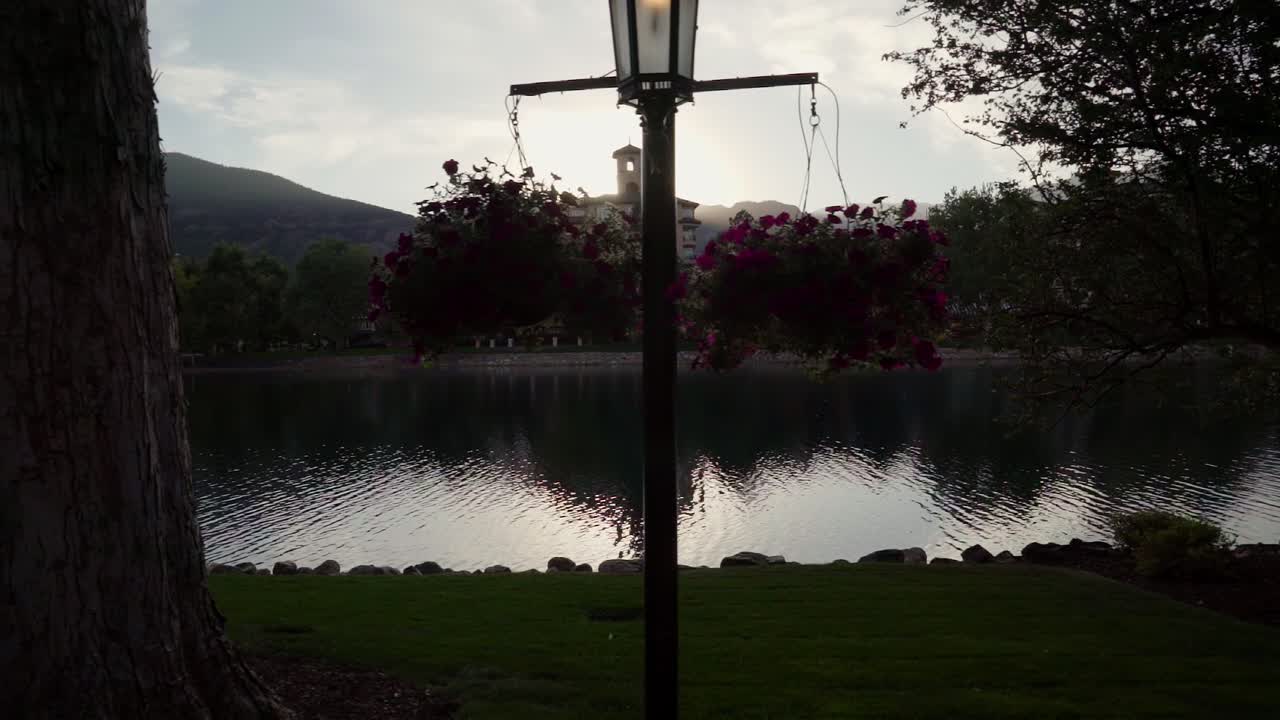 해질녘에 아름다운 해안가와 산의 자연경관을 넓게 찍은 사진