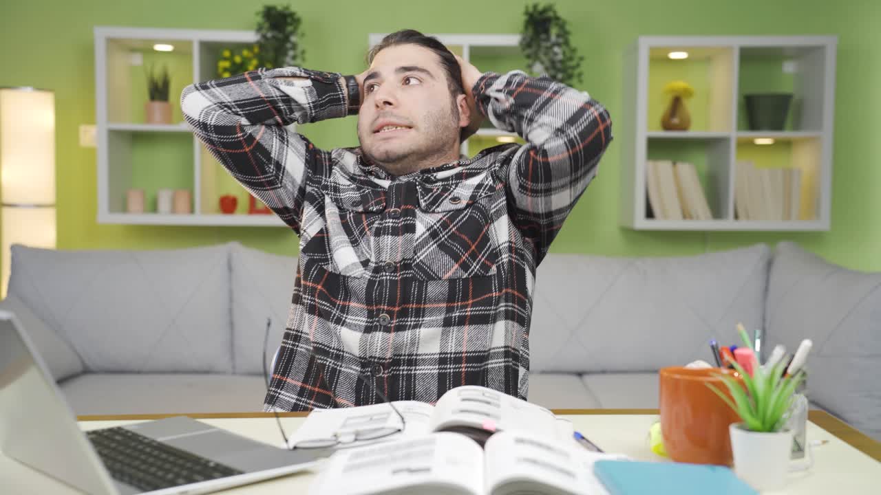 정신적, 심리적 문제를 가진 젊은이가 미치게 됩니다.