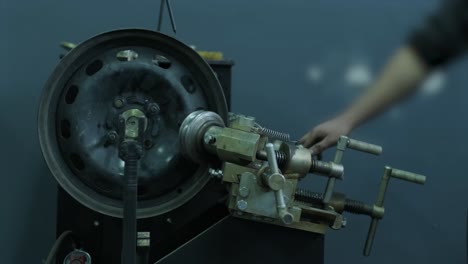 servicio de neumáticos. alineación de llantas de automóviles. máquina de neumáticos para rodar y alinear llantas de ruedas de acero de cerca