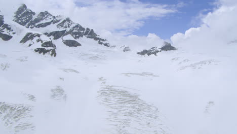 paisaje montañoso nevado del glaciar aletsch en los alpes de berna, suiza, desde el aire