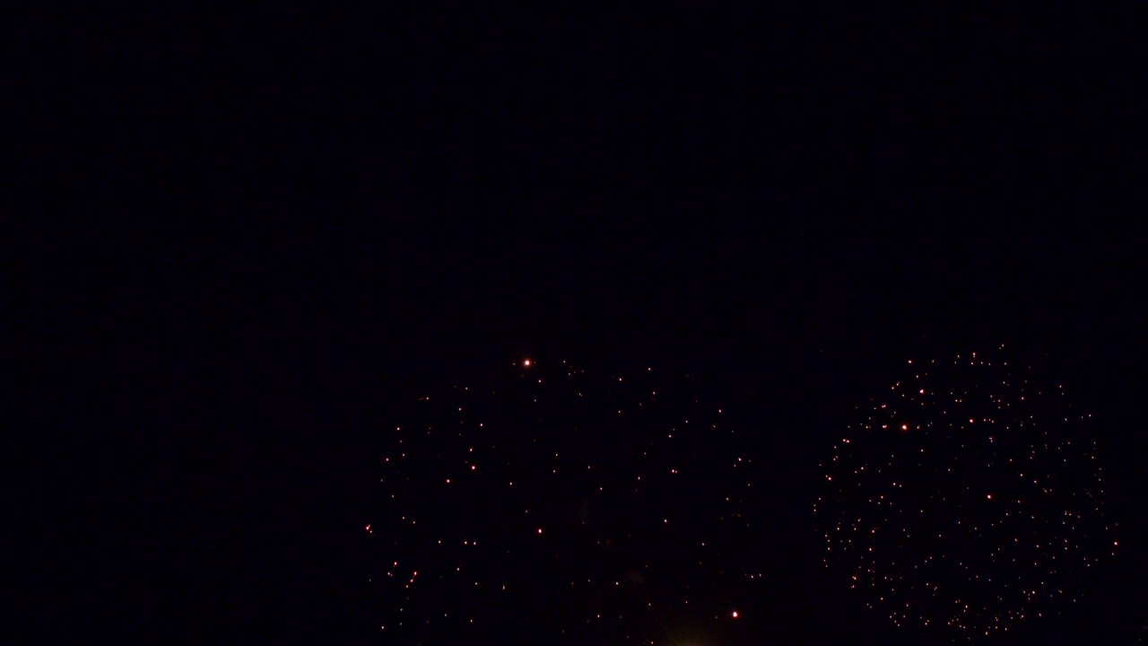 hermosa exhibición de trabajo de fuego colorido por la noche para la celebración en el festival