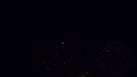 hermosa exhibición de trabajo de fuego colorido por la noche para la celebración en el festival