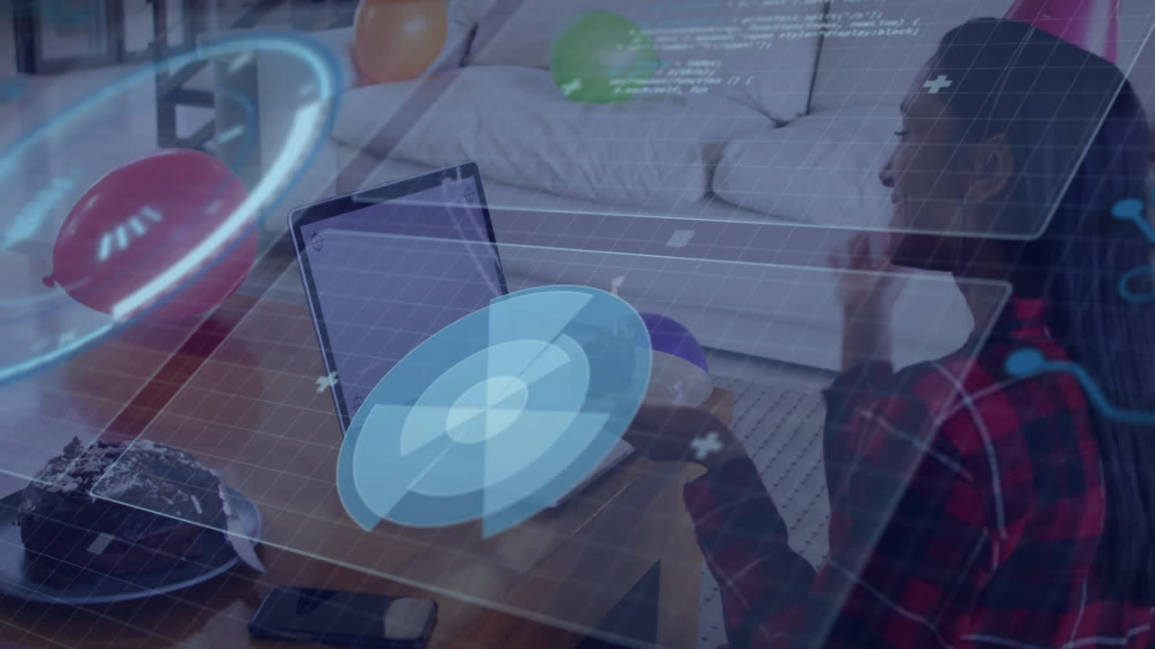Con animazione, persona con laptop che visualizza dati olografici in salotto