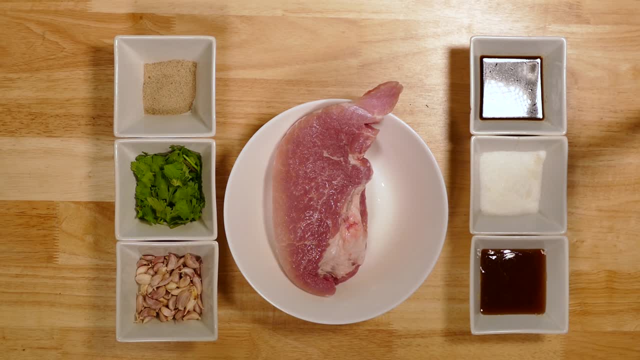 남자, 손으로 나무 테이블에 돼지고기와 재료 그릇을 순서대로 조정하고, 위쪽 각도