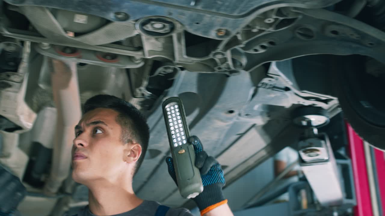 mecánico de automóviles inspeccionando el tren de aterrizaje