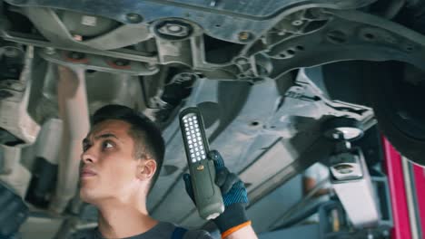 mecánico de automóviles inspeccionando el tren de aterrizaje