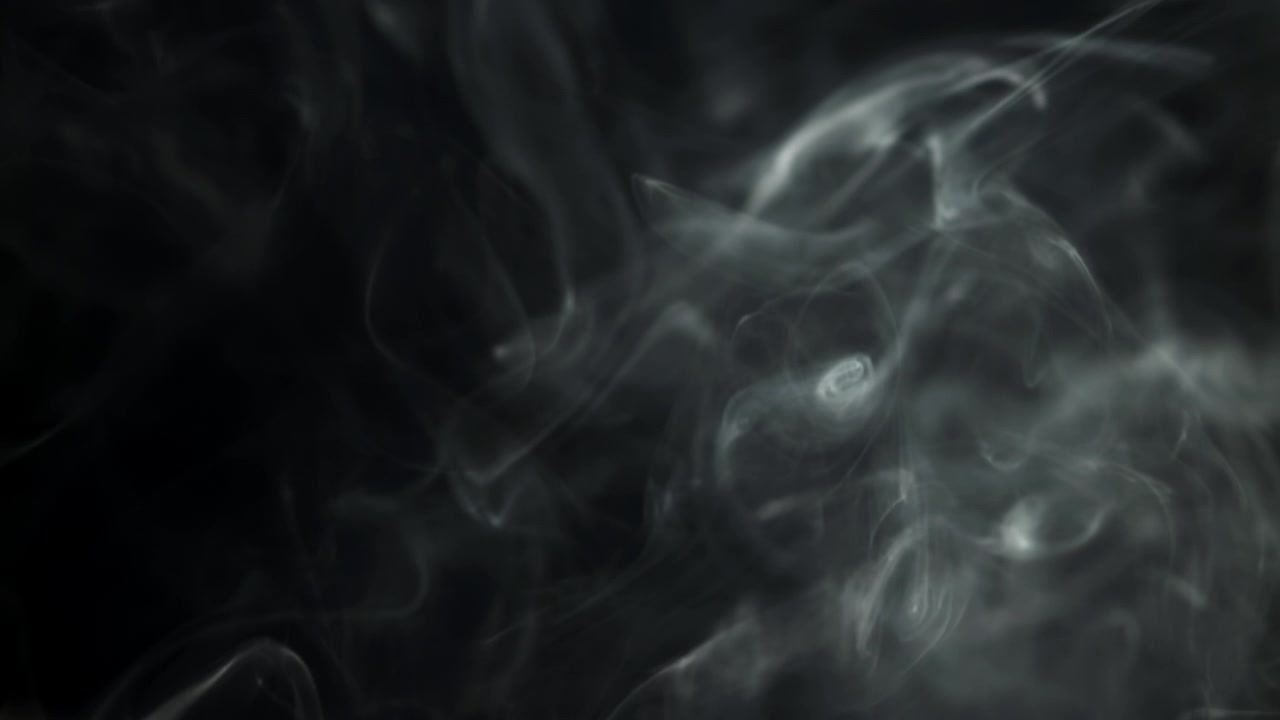 Fumo bianco astratto che si diffonde su uno sfondo nero