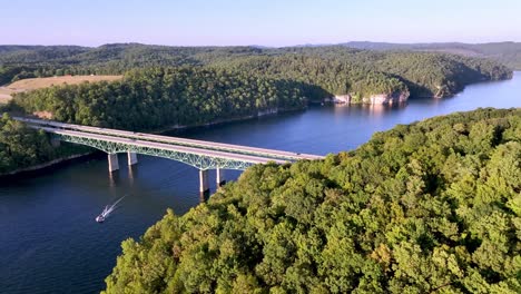 aerial sobre el puente sobre el lago summersville en virginia occidental