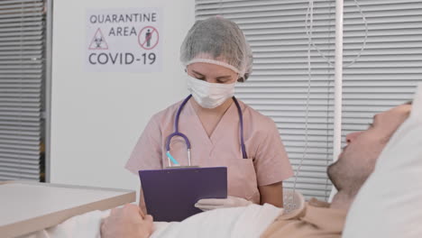 el médico hace preguntas al paciente.