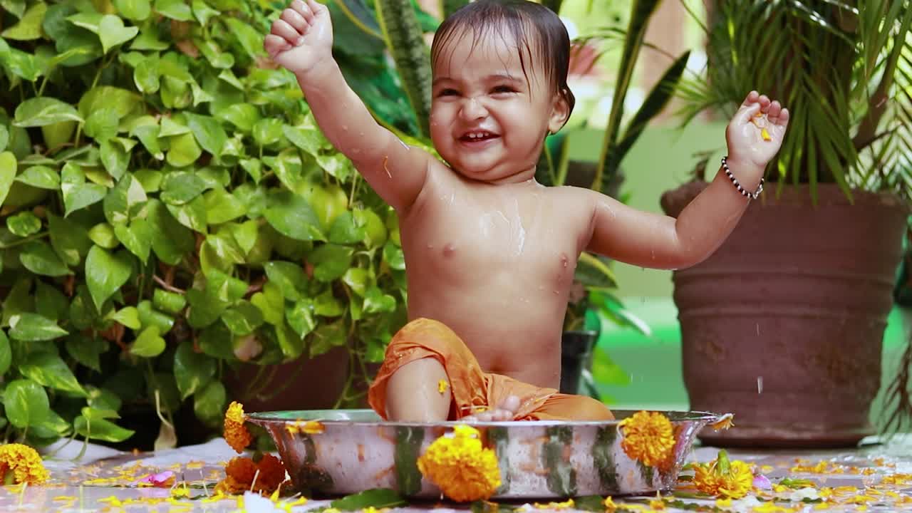 un bambino carino che si bagna in una vasca da bagno decorata all'aperto da una prospettiva unica