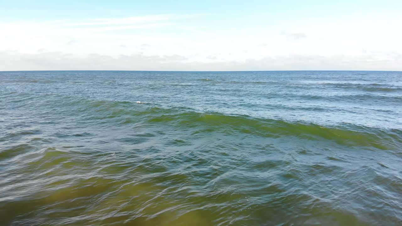 덴마크 라크켄 외의 북해의 물결의 공중 사진